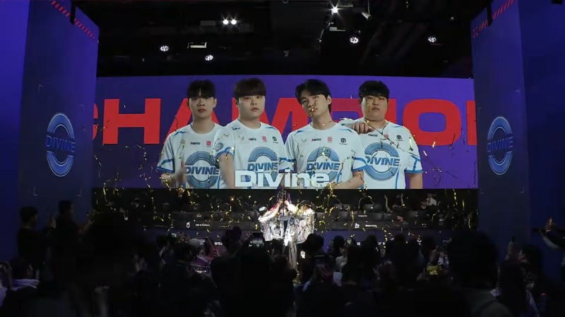 디바인이 3일차 막판 역전에 성공하며 우승 트로피를 들어올렸다(출처=대회 실황 캡처).