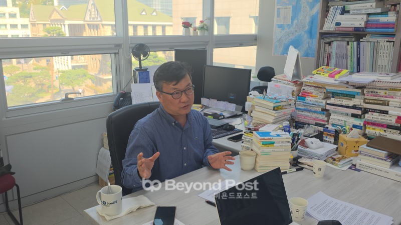 한양대학교 전영수 국제대학원 교수가 본지와의 인터뷰에서 발언하는 모습./이종균 기자
