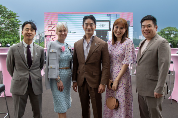 사이노슈어 루트로닉의 듀얼 모노폴라 고주파 의료기기 ‘세르프(XERF)’ 싱가폴∙말레이시아 론칭 행사에 참석한 관계자들이 기념 사진을 촬영하고 있다. 가운데 인물이 스미스 아라야스컬 박사(태국). (출처=사이노슈어 루트로닉)