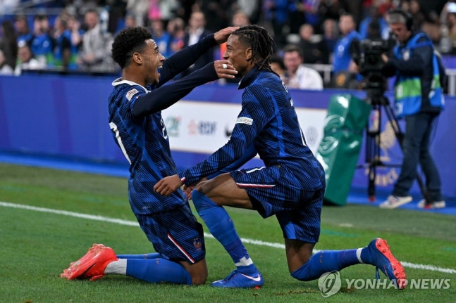 프랑스의 마이클 올리세(오른쪽)와 데지레 두에 / 사진=연합뉴스