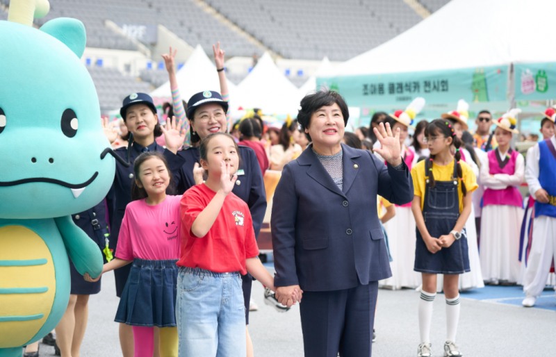 지난 3일 용인미르스타디움에서 열린 '2026 대한민국 조아용 페스티벌'에 참석해 시민들과 퍼레이드를 하고 있는 장정순 용인특례시의회 의장./용인시의회