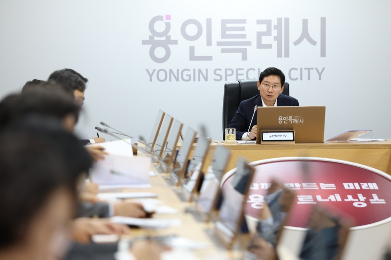 이상일 용인특례시장이 6일 시청 영상회의실에서 열린 간부공무원회의에서 주요 현안을 논의하고 있다. /용인시