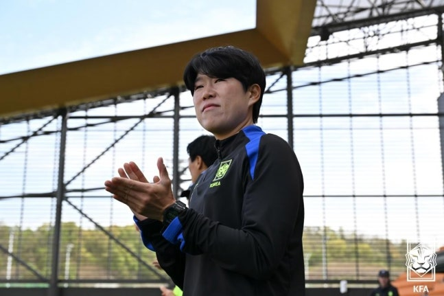 여자 U-16 축구대표팀을 이끄는 이다영 전임지도자 / 사진=대한축구협회 제공