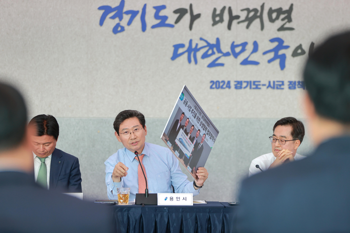이상일 용인특례시장이 지난해 11월 경기도청에서 열린 정책간담회에서 경기남부광역철도사업의 성공 추진을 위해 2023년 2월 맺은 협약 사진을 보여 주며 경기도의 적극적인 협력을 요구했다. /용인시