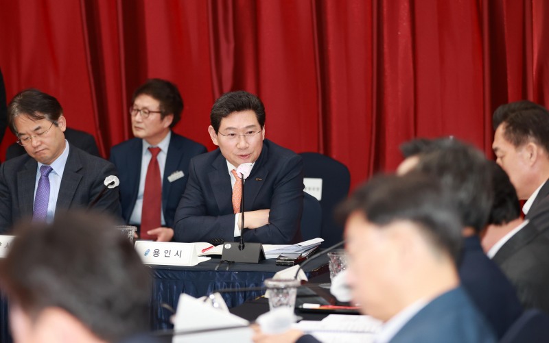 이상일 용인특례시장이 경기도시장군수협의회 민선8기 2차 정기회의에서 경기남부광역철도 국가계획 반영을 강력하게 주장하고있다. /용인시
