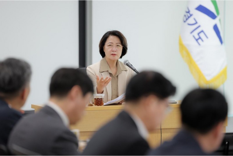 6일 오후 경기도 율곡홀에서 열린 도지사 주재 주간회의에서 추미애 경기도지사가 회의를 주재하고 있다./경기도