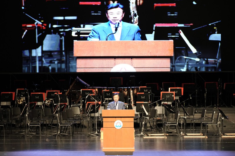 신상진 성남시장이 6일 성남아트센터 오페라하우스에서 열린 제53주년 성남시민의 날 기념식에서 기념사를 하고 있다./성남시