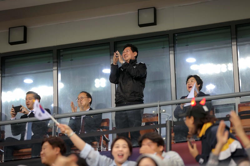 이상일 용인특례시장이 6일 용인미르스타디움에서 열린 대한민국 남자 축구 국가대표팀의 경기를 응원하고 있다./용인시