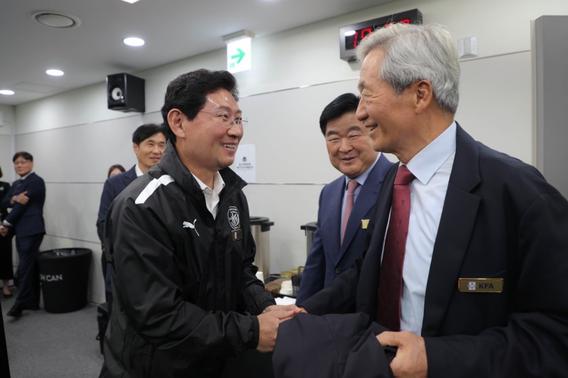이상일 시장이 6일 용인미르스타디움에서 열린 대한민국 남자 축구 국가대표팀 경기에 앞서 정몽준 전 대한축구협회 회장과 만나 인사를 나누고 있다./용인시