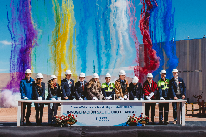 6일(현지시간) 아르헨티나 옴브레 무에르토 염호 인근에 소재한 포스코아르헨티나 염수리튬 2공장 상공정 준공식에서 참석자들이 기념촬영을 하고 있다. (왼쪽부터) 방석주 포스코이앤씨 플랜트사업본부장, 플라비아 로욘 아르헨티나 상원 광업·에너지·연료위원장, 페르난다 아빌라 하원 광업위원장, 김기수 포스코홀딩스 미래기술연구원장, 이종화 주아르헨티나 대한민국 대사, 카리나 밀레이 대통령실 비서실장, 장인화 포스코그룹 회장, 디에고 산틸리 연방 수석장관, 구스타보 사엔스 살타 주지사, 라울 할릴 카타마르카 주지사, 박현 포스코아르헨티나 법인장, 세르히오 레우 IDB Invest 산업부문 총괄책임자. 사진= 포스코그룹