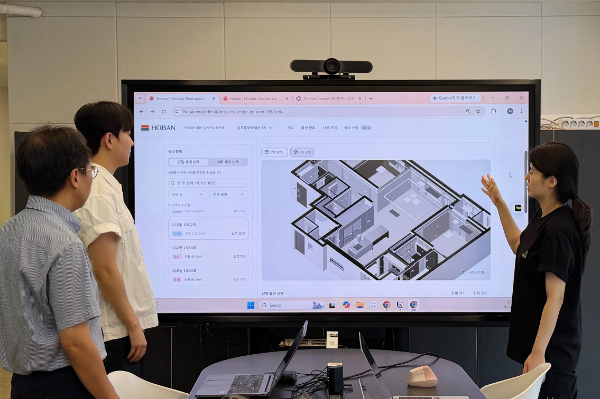 호반건설 임직원들이 AI 기반 공동주택 세대별 BIM 자동 생성 기술을 활용해 각 세대의 옵션 현황을 확인하고 있다./호반건설