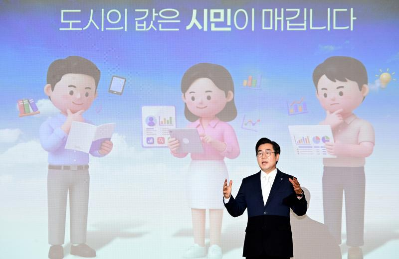 박찬대 인천시장이 7일 시청 대회의실에서 열린 '출범 100일 언론과의 대화'에서 ‘인천 리레이팅(Re-rating)’을 설명하고있다. /인천시