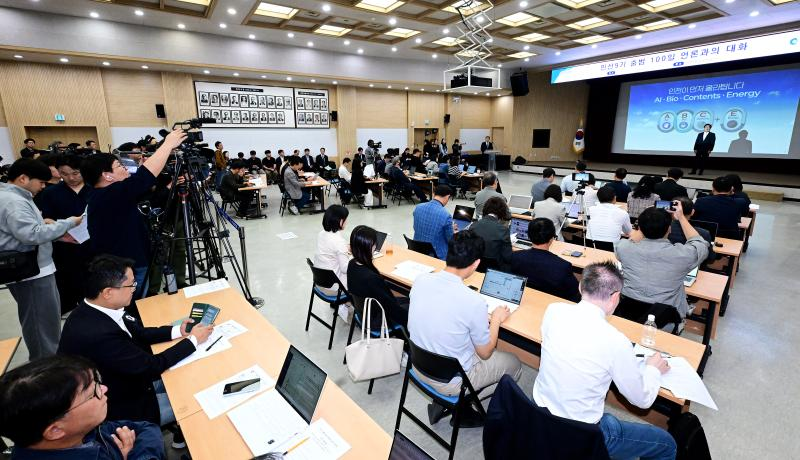 박찬대 인처시장이 취임 100일 기자 간담회를 열고 있다. /인천시