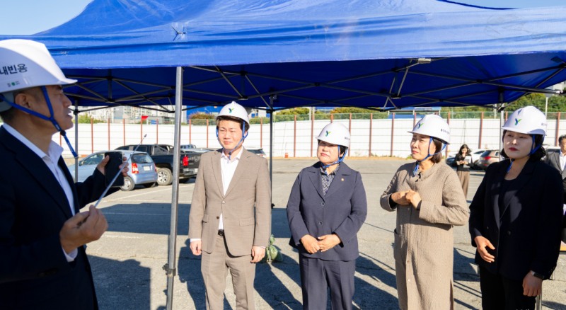 용인특례시의회 의장단이 경기용인 플랫폼시티 도시개발사업 현장을 찾아 신경철 용인도시공사 사장에게 개발 방향에 대한 설명을 듣고 있다./용인시의회