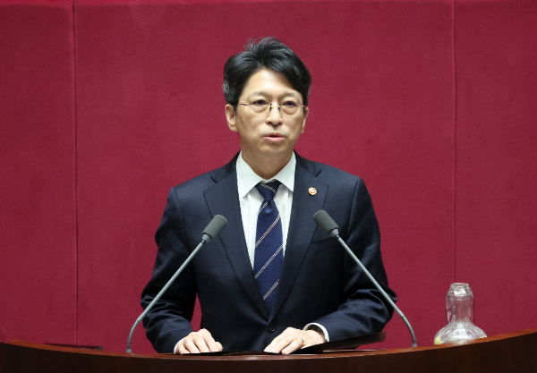 홍지선 국토교통부 장관이 지난 1일 오후 서울 여의도 국회에서 열린 제439회(정기회) 제10차 본회의에서 인사를 하고 있다./뉴시스