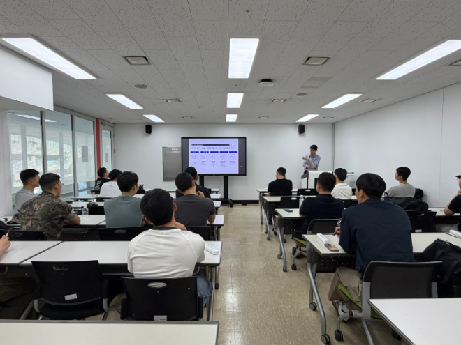 가천대학교 대학일자리플러스센터가 비전타워 강의실에서 현역 군인을 대상으로 ‘아미성공JOB담’ 집단상담을 진행하고 있다. (사진제공=가천대)