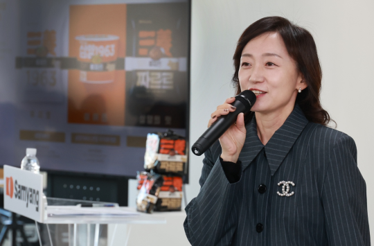 삼양식품 '짜르르' 미디어 시식회에서 채혜영 상품본부장이 제품 기획 배경과 브랜드 콘셉트 등을 소개하고 있다. / 사진=삼양식품 제공