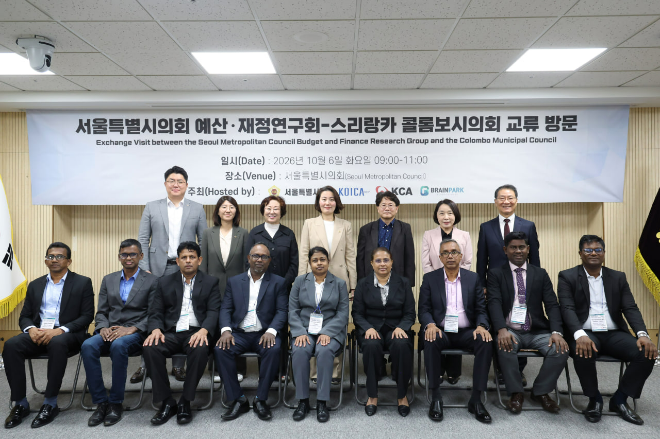 ‘서울시의회-스리랑카 콜롬보시의회 정책교류회’에서 참석자들이 기념 촬영을 하고 있다. / 이미지 = 서울시의회