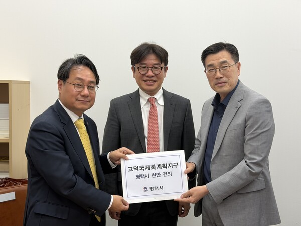 최원용 평택시장(우)이 7일 국회에서 유의동 국토교통위원장(중), 이성훈 한국토지주택공사(LH) 사장과 연이어 회동을 갖고 고덕국제화계획지구의 기반시설 확충을 강력히 촉구했다. /평택시