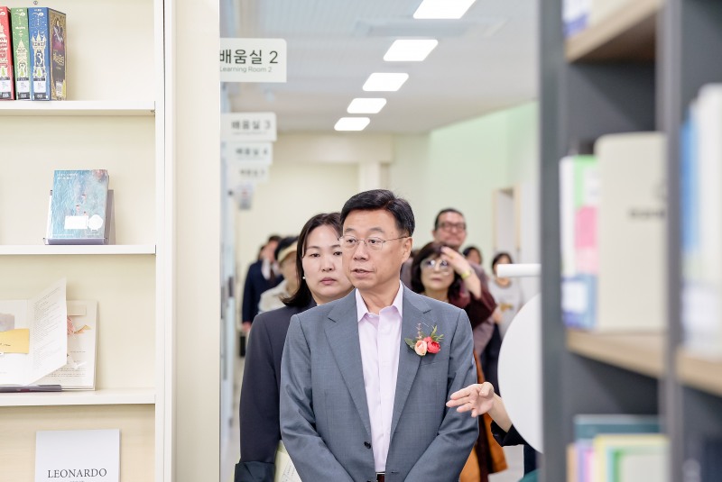 신상진 성남시장이 7일 판교대장도서관 개관식 후 주요 시설을 둘러보고 있다. /성남시