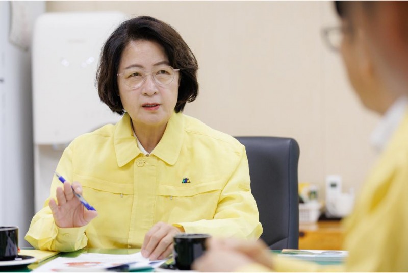 7일 오전 오산시 물향기수목원에서 추미애 경기도지사가 관계자들에게 소나무재선충 방제 현황 보고를 받고 있다./경기도
