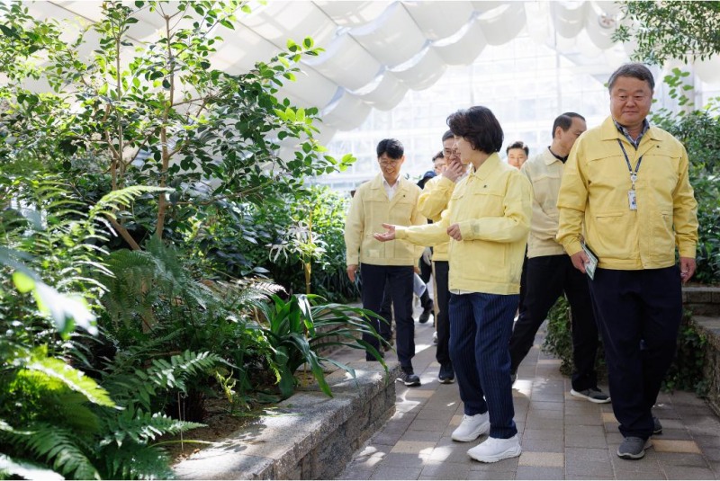 7일 오전 오산시 물향기수목원에서 추미애 경기도지사가 현황 보고를 받은 뒤 관계자들과 함께 현장순회를 하고 있다./경기도