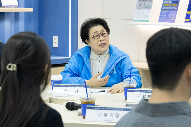 상명대 김종희 총장이 회의를 진행하고 있다. (사진제공=상명대)