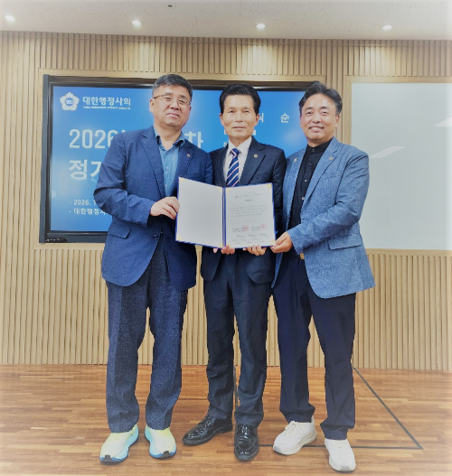 왼쪽부터 장국환 회장, 김영일 이사장, 박병옥 회장