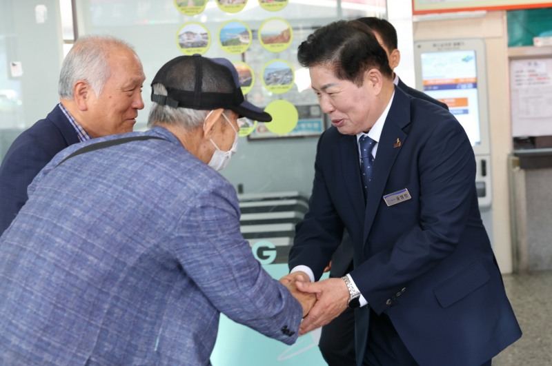출근길 군민들과 인사를 나누는 공영민 고흥군수 (사진제공=고흥군)