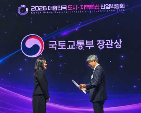 삼삼엠투 이재영부대표(좌)가 국토교통부장관상을 수상하고 있다/삼삼엠투