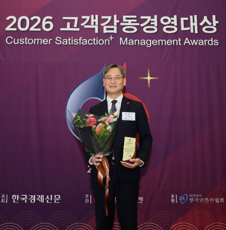 볼보그룹코리아가 지난 7일 한국프레스센터에서 ‘제20회 고객감동경영대상’ 유통부문 대상을 수상하며 6년 연속 수상의 영예를 안았다. 이명관 볼보그룹코리아 국내영업서비스부문 부사장이 시상식에서 기념촬영을 하고 있다./볼보그룹코리아
