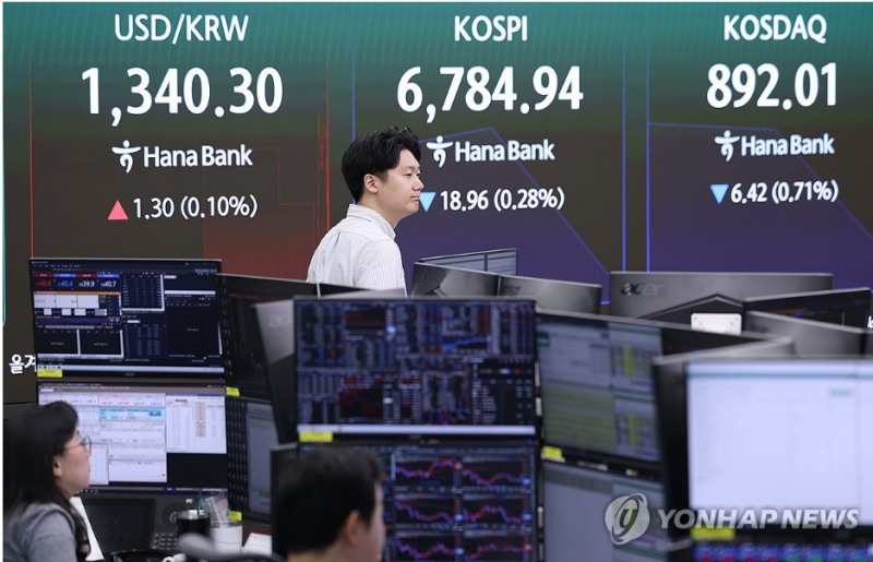 삼성전자가 8일 예상치를 웃도는 3분기 영업이익을 발표했지만 ETF리밸런싱과 옵션 만기가 겹치며 코스피지수가 1.9% 가량 하락하고 있다. 사진=연합뉴스