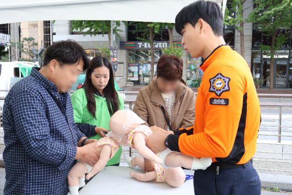 8일 희망브리지 전국재해구호협회는 서울 청계광장서 심폐소생술, 하임리히법 등을 체험하는 '2026 대국민 응급처치 체험교육'을 실시했다