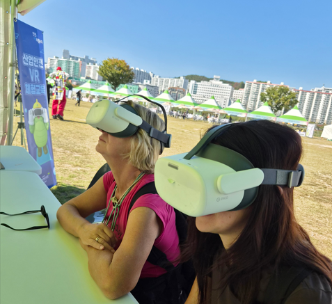 안전보건공단 울산지역본부가 '2026 울산공업축제' 현장에 마련한 '산업안전 가상현실(VR) 체험교육 부스에서 관람객이 VR 기기를 착용하고 있는 모습./안전보건공단 울산지역본부