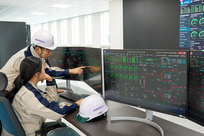효성중공업 직원들이 HVDC 제어기 성능 검증 시험을 수행하고 있다. / 이미지 = 효성그룹