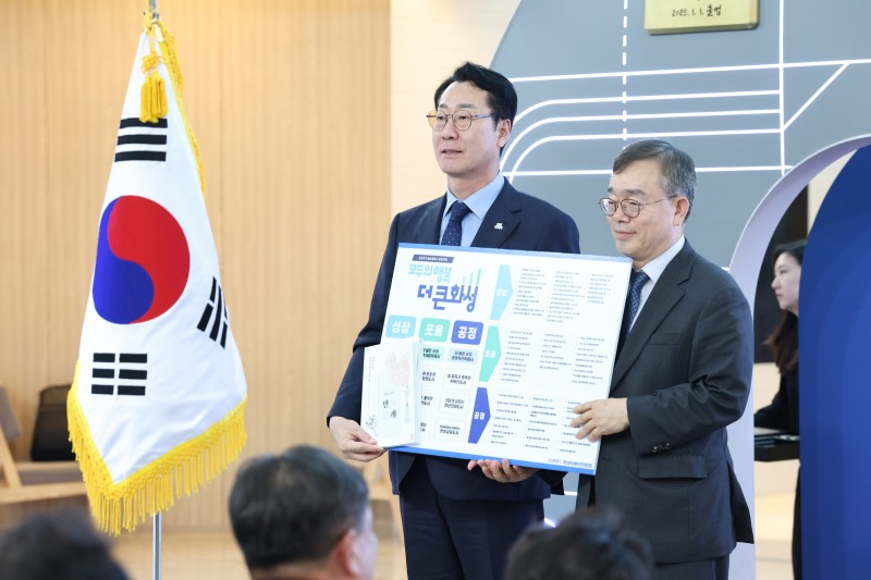 정명근 화성특례시장이 지난 7월 열린 미래비전위원회 성과보고 및 해단식에서 화성시의 시정 가치가 적힌 비전보드를 들고 있다. /화성시