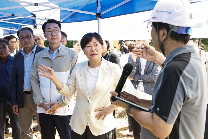 정명근 화성특례시장과 송미령 농식품부 장관이 2026 수도권 영농형태양광 시범조성 사업 착공식 현장을 방문했다/화성시