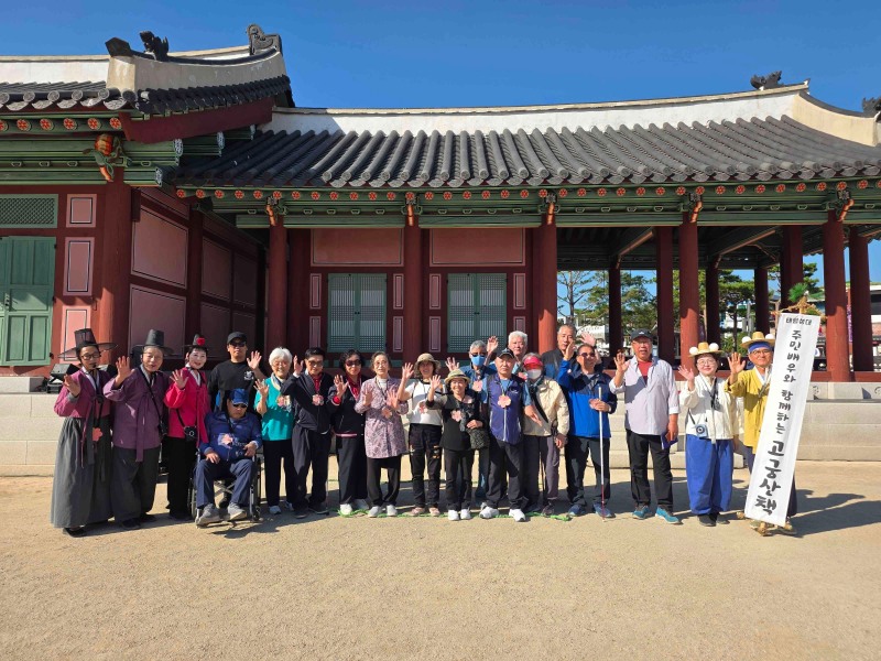 수원화성 여민동락에 참가한 시각장애인들이 함께하고 있다. /수원시