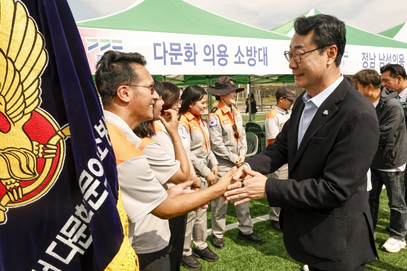 정명근 화성특례시장이 다문화 의용소방대원과 악수하며 격려하고 있다. /화성시
