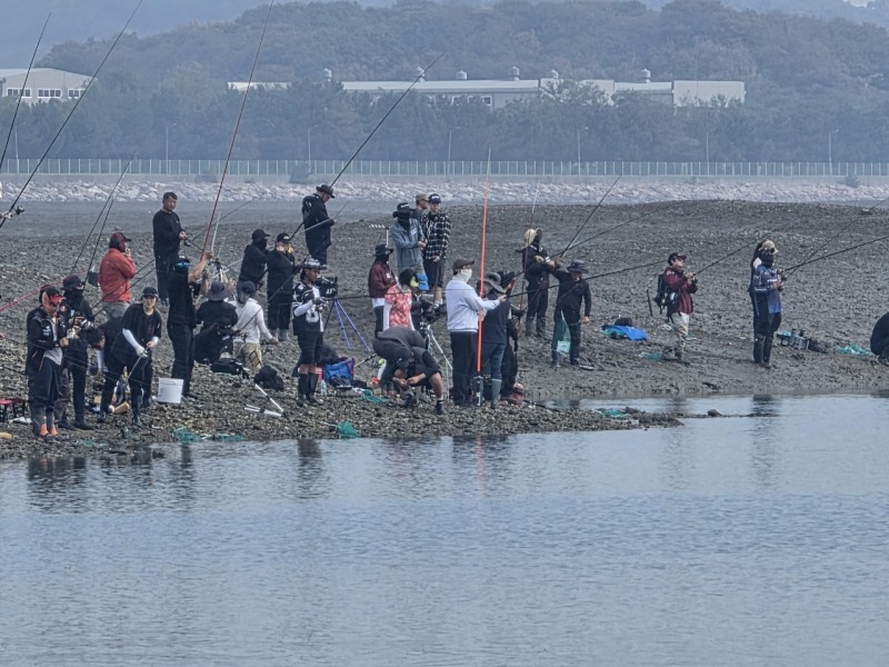 '제8회 전곡항 망둥어 낚시대회’ 참가자들이 해안을 따라 자리 잡고 망둥어 낚시를 하고 있다. /화성시