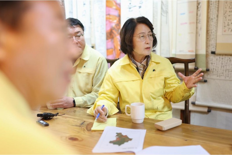 9일 오전 남이섬을 방문한 추미애 경기도지사가 소나무재선충병 방제관련 방제 현장 확인을 마치고 방제기술 현장 의견청취를 하고있다./화성시