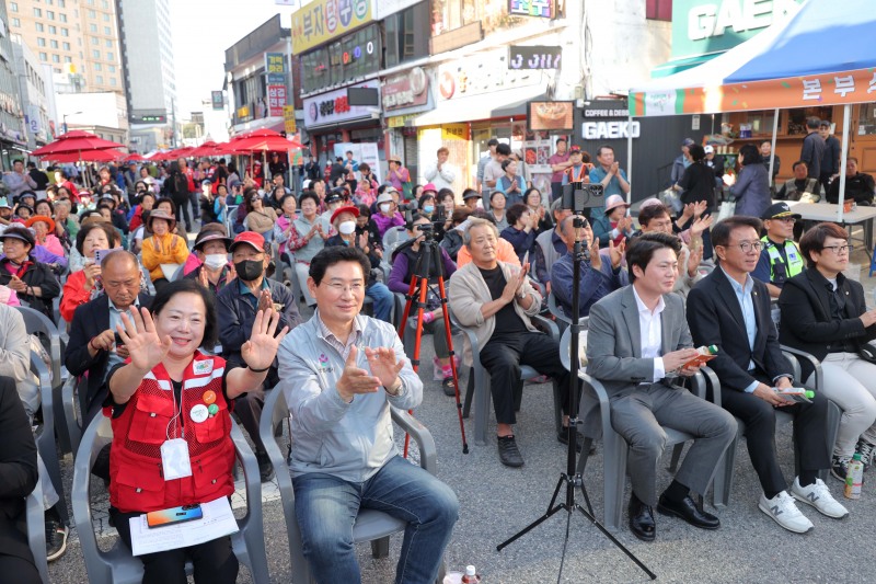9일 에버랜드마을 골목형상점가에서 이상일 용인시장이 시민들과 공연을 관람하고 있다. /용인시