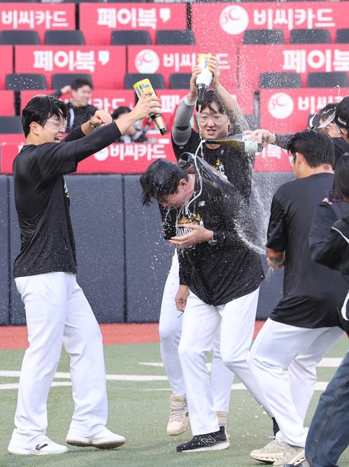 정규시즌 1위 확정 후 샴페인을 터뜨리는 KT 선수들