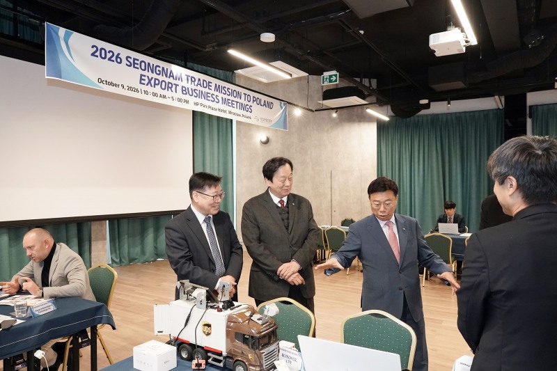 신상진 성남시장이 현지시간 9일 폴란드 브로츠와프에서 열린 성남 방산·첨단기술 기업 수출상담회를 찾아 현지 바이어들과 수출 상담을 진행 중인 기업 관계자들을 격려하고 있다./성남시
