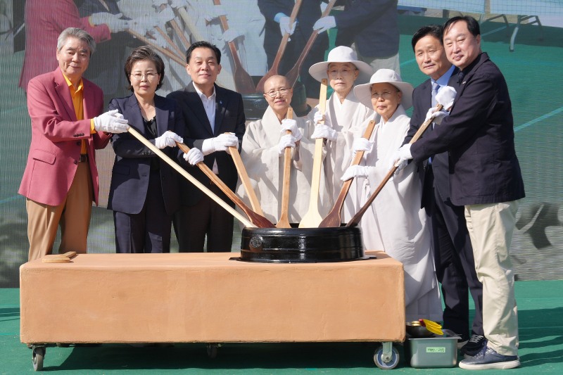 이재준 수원특례시장(오른쪽 6번째부터), 김미경 수원특례시의회 의장, 김영진 의원(오른쪽 2번째), 김준혁 의원(오른쪽 끝) 등이 비빔밥 퍼포먼스에 참여하고 있다. /수원시