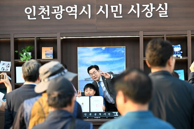 박찬대 인천시장이 10일 인천대공원에서 열린 '제62회 시민의 날 기념식'에서 시민참여 부스를 둘러보고 있다. /인천시