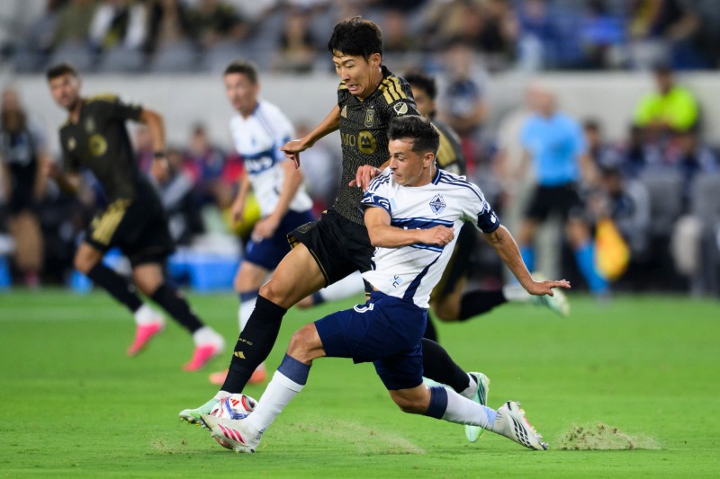 경합하는 LAFC의 손흥민(왼쪽). / 사진=연합뉴스