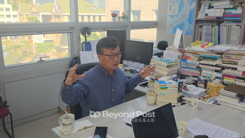 한양대학교 전영수 국제대학원 교수가 본지와의 인터뷰에서 발언하는 모습./이종균 기자