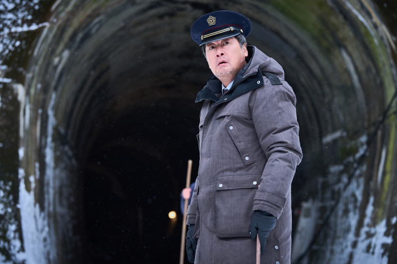 ‘폭설’ 김윤석, 퇴직을 하루 앞둔 역장이 되다…한평생 설오역을 지켜온 갑수 캐릭터 스틸 공개