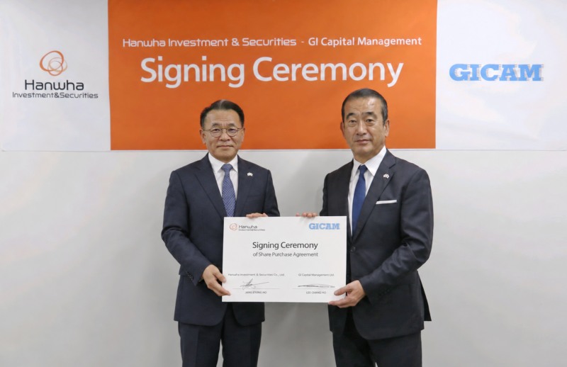 한화투자증권 장병호 대표이사(왼쪽)와 GI캐피털매니지먼트 Chang-Ho James Lee CEO(오른쪽)가 계약 체결 후 기념촬영을 하고 있다./한화투자증권